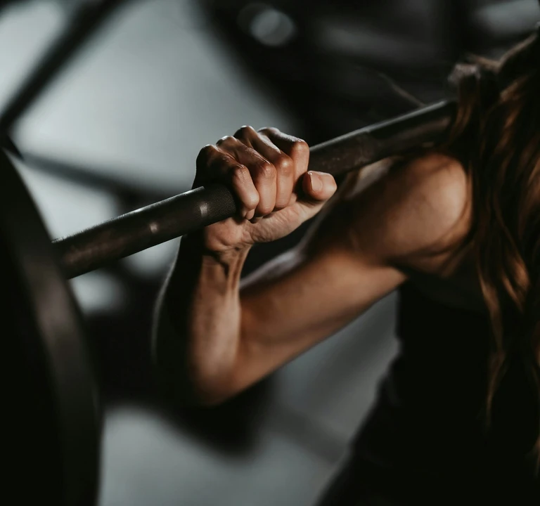 Personal trainer coaching een client